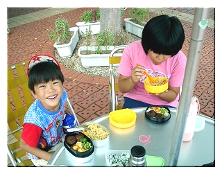 明石公園で弁当を食べてる２人