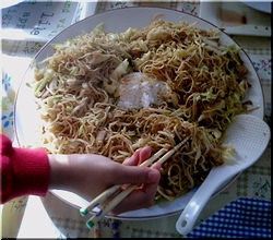 大皿に乗った焼きそば